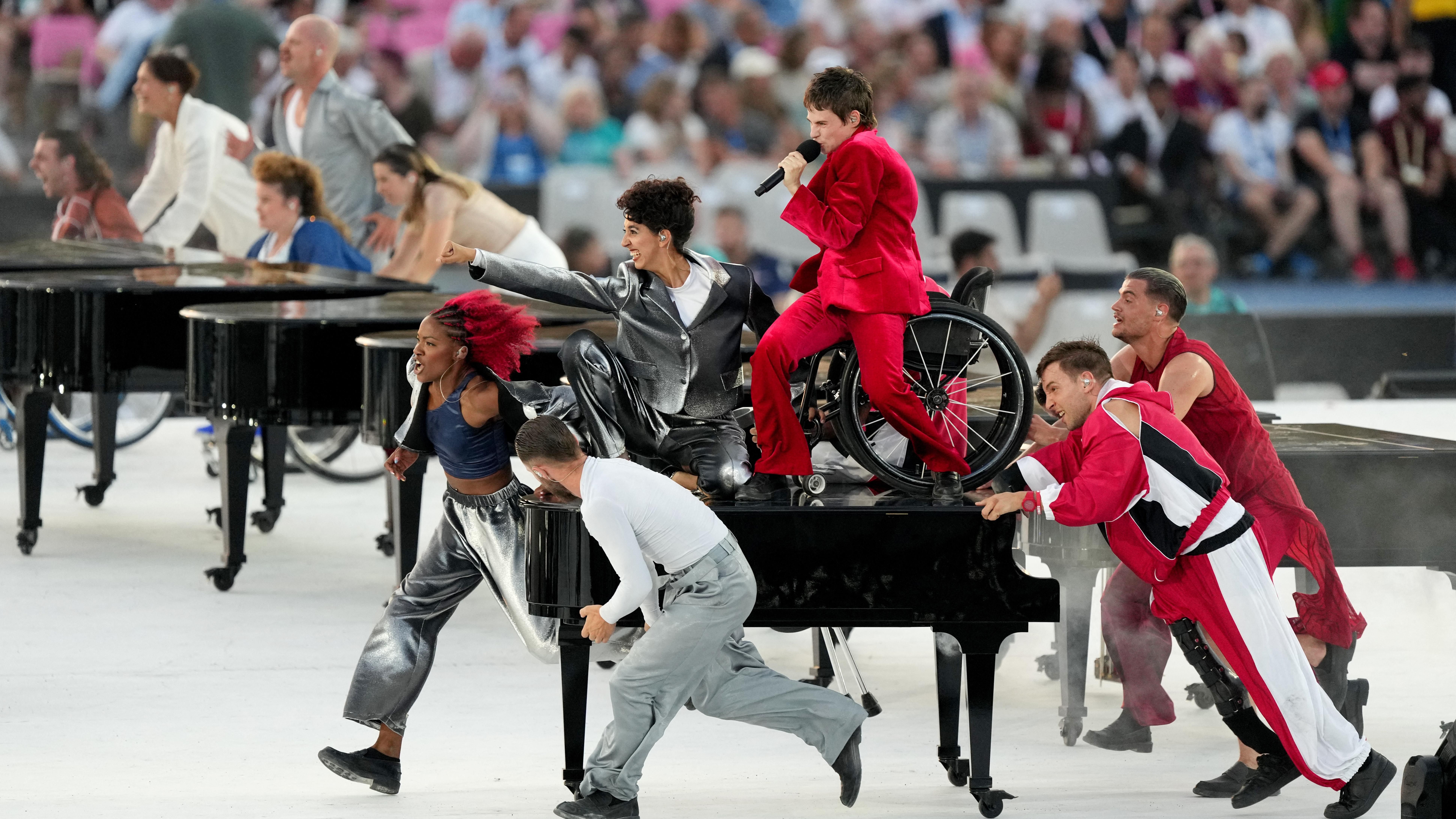 Christine and the Queens se produit lors de la cérémonie d'ouverture à Paris - 28 août 2024