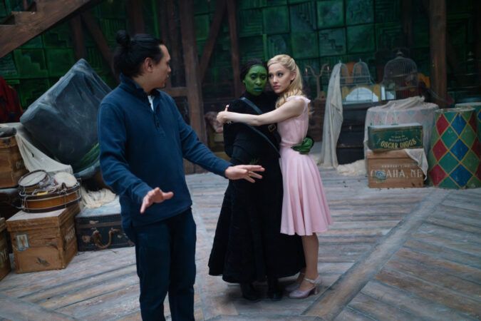 Wicked Film Production Stills 2024 Jon M. Chu, Cynthia Erivo et Ariana Grande HR