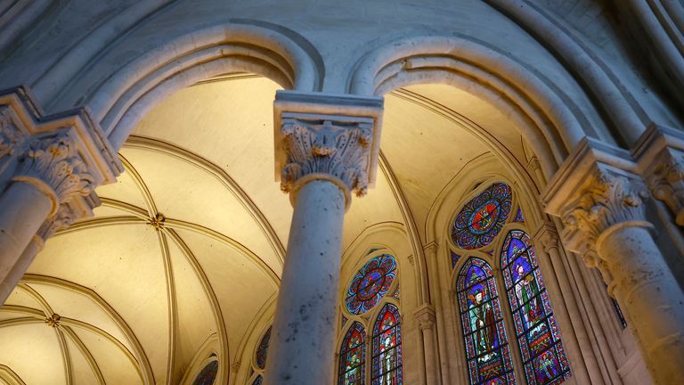 Vue des vitraux lors d'une messe inaugurale, avec la consécration du maître-autel, à la cathédrale Notre-Dame de Paris, cinq ans et demi après qu'un incendie a ravagé le chef-d'œuvre gothique, dans le cadre des cérémonies de commémoration. réouverture de la cathédrale après sa restauration, à Paris, France, le dimanche 8 décembre 2024. (Sarah Meyssonnier/Pool Photo via AP)