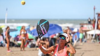 Un joueur de beach tennis