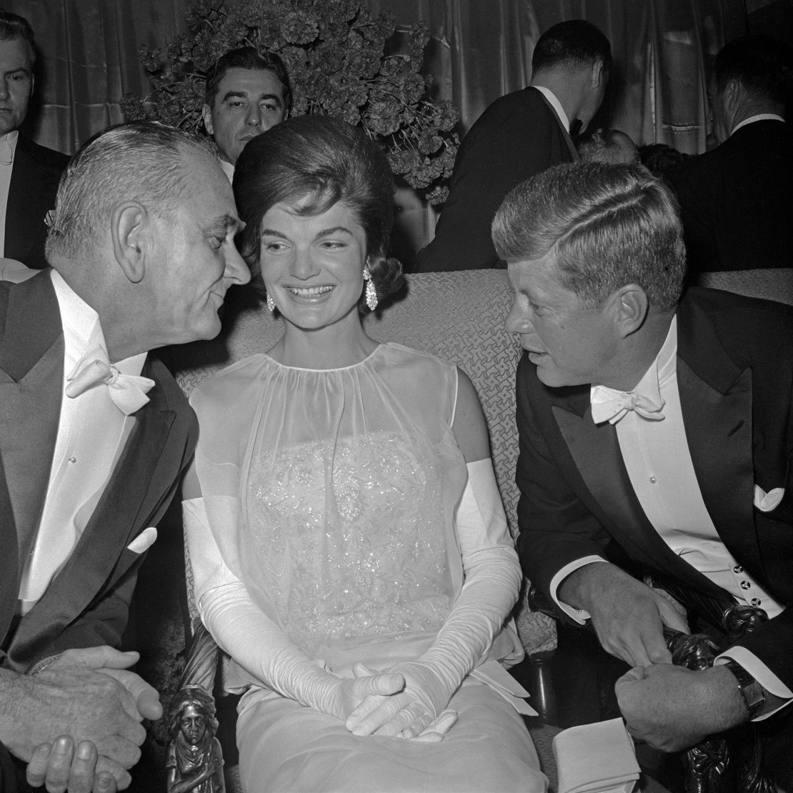 La robe de Jackie Kennedy pour le bal inaugural a été conçue pour elle par Oleg Cassini.