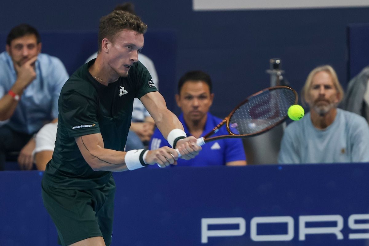 Jos Geerinck, ici à droite derrière Jiri Lehecka dans la loge de Stefanos Tsitsipas, à l'ATP 250 d'Anvers en 2023.