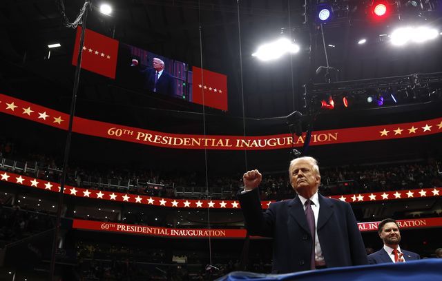 A la Capital One Arena, Donald Trump a savouré, devant ses partisans et avec JD Vance, son retour au pouvoir.