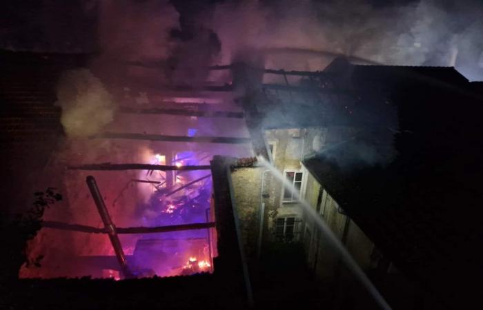 Un violent incendie de maison mobilise jusqu’à 35 pompiers