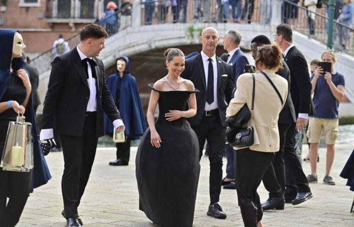 En images – A Venise, diamants et robe originale pour Emilia Clarke