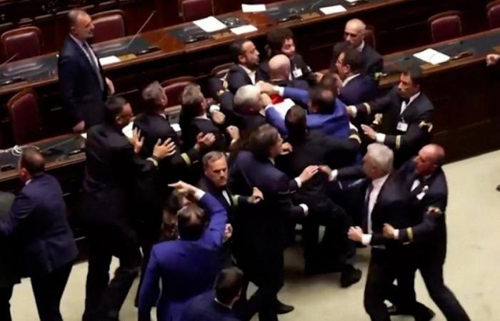 une bagarre éclate au Parlement, un député sort en fauteuil roulant