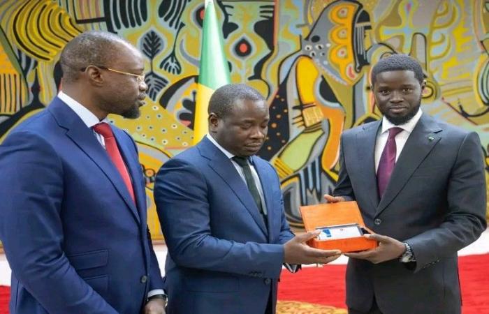 Le président de la République du Sénégal reçoit un échantillon du 1er baril de pétrole produit et qualifie cette extraction de « moment historique » – VivAfrik