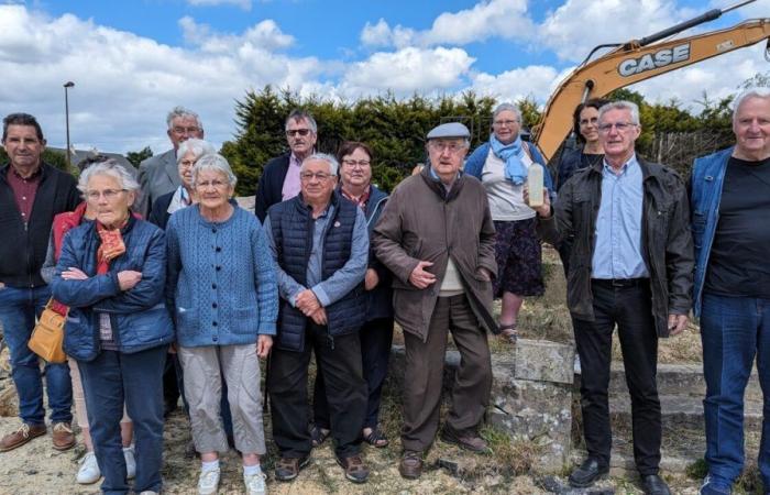 Ces anciens d’une commune du Cotentin font une étonnante découverte sous la Vierge Marie