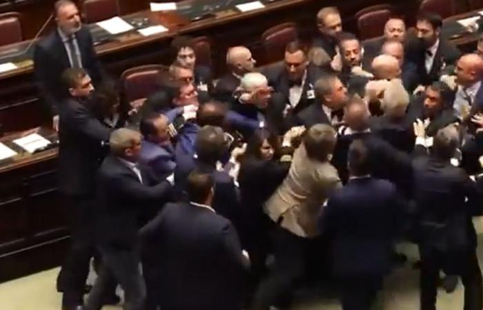 une bagarre éclate entre plusieurs députés au Parlement italien