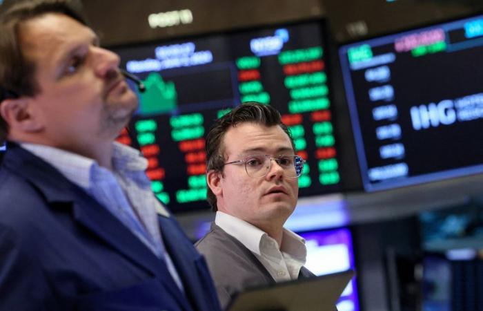 Les marchés-Wall Street voient dans le rouge, le risque politique domine en Europe