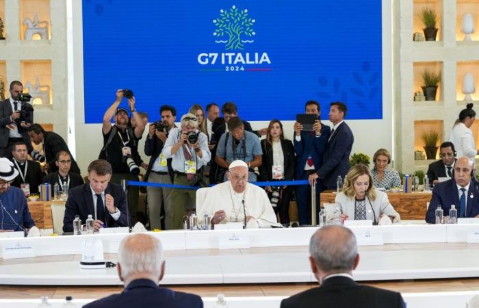 Le pape François devient le premier pontife à s’adresser à un sommet du G7 et tire la sonnette d’alarme sur l’IA