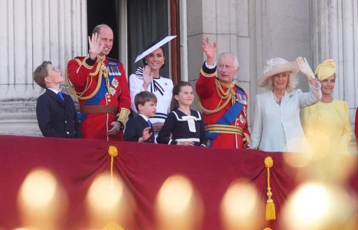 Kate et Charles III côte à côte sur le balcon de Buckingham