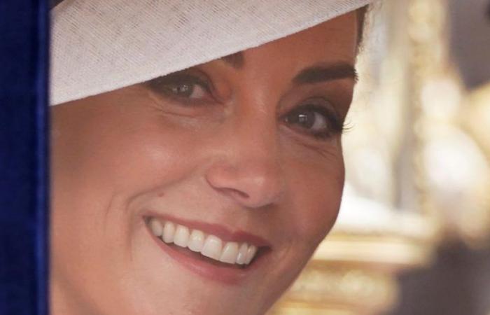 Lächelnde Kate zeigt sich öffentlich à Londres