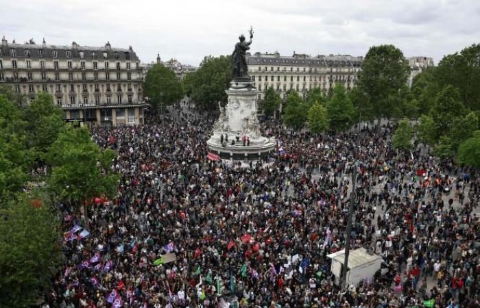 les Français manifestent contre l’extrême droite, la gauche se déchire et Hollande se présente (photos)