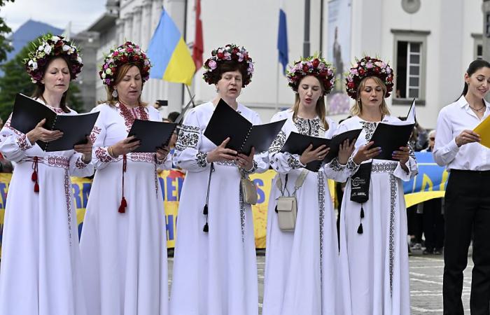 un chœur de réfugiés ukrainiens chante l’hymne européen