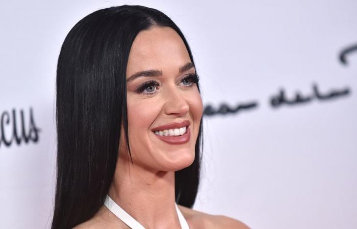 Katy Perry révèle sa nouvelle silhouette émaciée en short