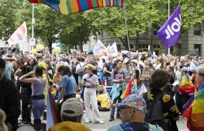 Des dizaines de milliers de personnes défilent à la «Pride» zurichoise pour les droits LGBT+ – rts.ch