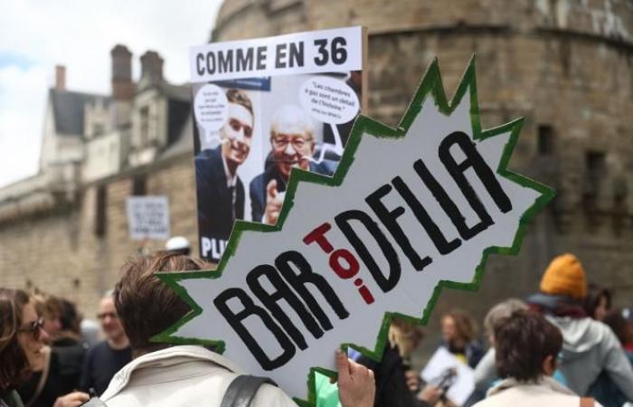 les Français manifestent contre l’extrême droite, la gauche se déchire et Hollande se présente (photos)