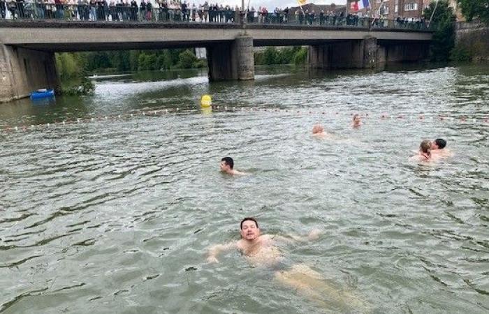 le maire, Boris Ravignon, se baigne dans la Meuse pour rassurer sur la qualité de l’eau