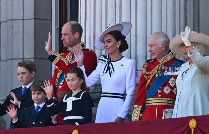 Charles, William, Kate… La famille royale réunie sur le balcon de Buckingham pour l’anniversaire du roi