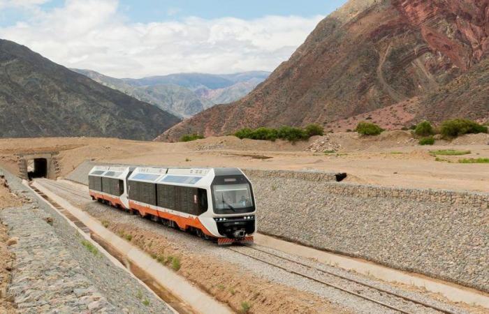 en Argentine, un train solaire au lithium traverse la cordillère des Andes