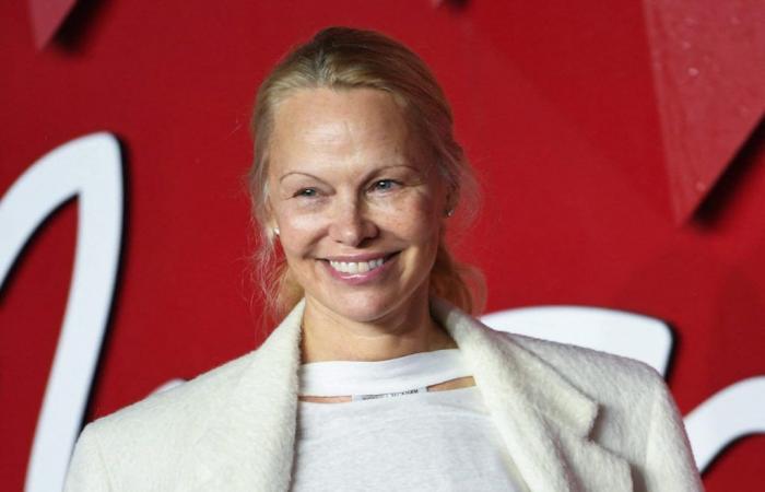 Pamela Anderson se filme sans maquillage et sans filtre à 56 ans