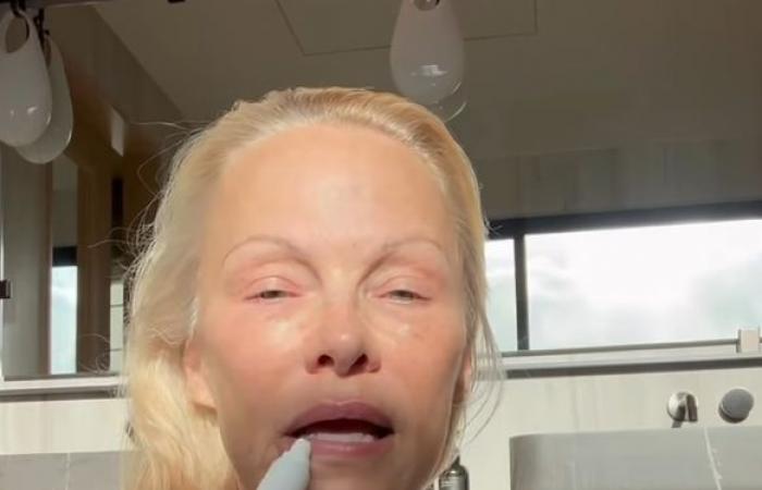 La routine beauté de Pamela Anderson vous laissera sans voix