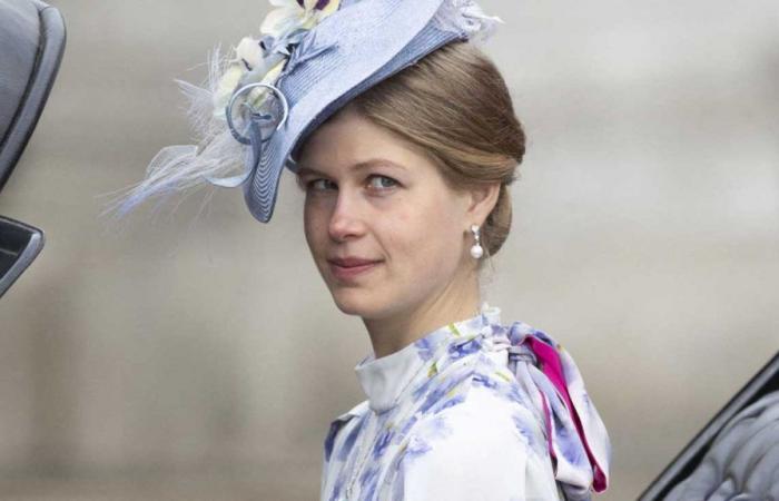 Lady Louise remarquée dans sa robe à fleurs en souvenir du couronnement de son oncle Charles III
