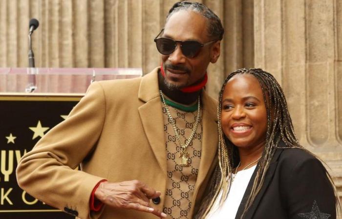 Assortis dans leur pantalon de jogging rose, Snoop Dogg et sa femme, Shante Broadus, célèbrent leur 27e anniversaire de mariage