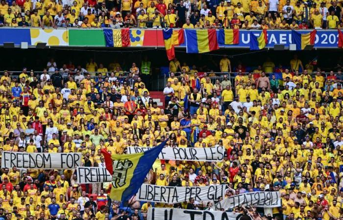 Les supporters roumains scandent le nom de Poutine lors du match contre l’Ukraine