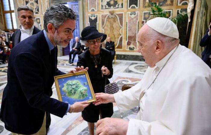 L’humoriste réunionnais Manu Payet et sa mère rencontrent le pape François au Vatican