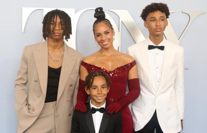 A New York, la rare apparition d’Alicia Keys avec ses deux enfants et son beau-fils adolescent