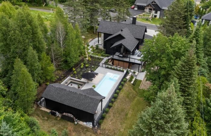 La somptueuse résidence de Stéphane Rousseau à Saint-Sauveur est à vendre