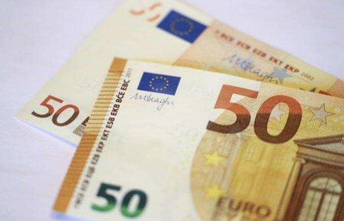 Le dollar reste fort, l’incertitude politique affaiblit l’euro