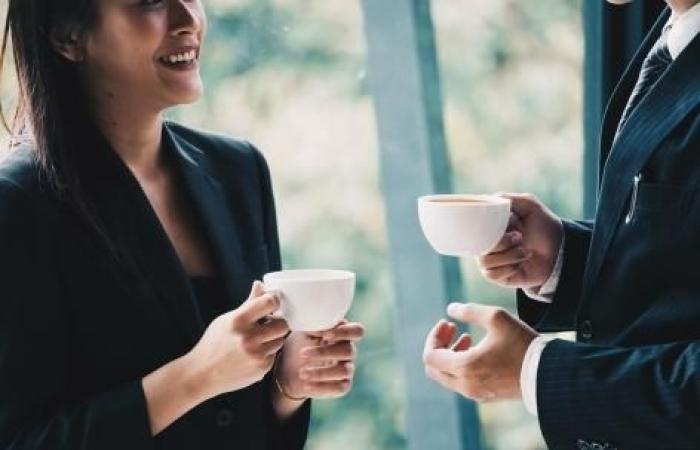 Boire du café, la solution pour contrecarrer les effets de la position assise au travail ? – .