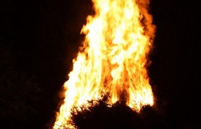 Près de Beuzeville, des flammes de 30 mètres attendues à l’incontournable incendie de la Saint-Jean