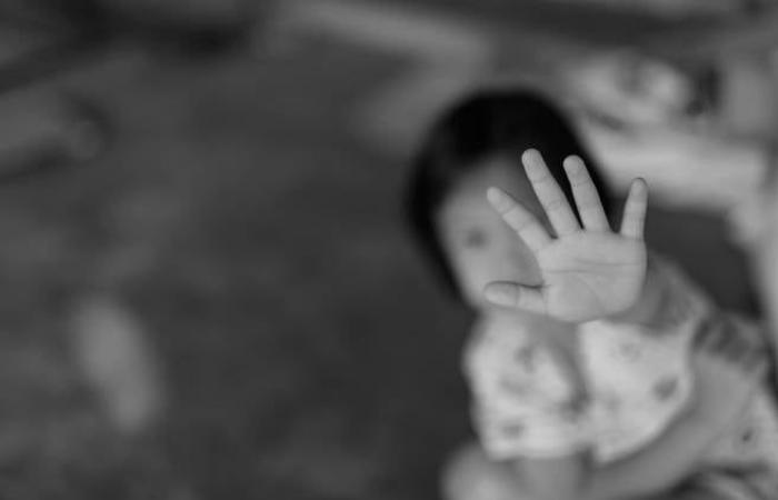 Une petite fille explique les abus sexuels de son père pendant quatre ans avec une poupée