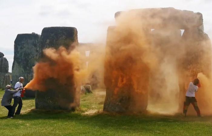Royaume-Uni | Deux écologistes peignent à la bombe les monolithes de Stonehenge
