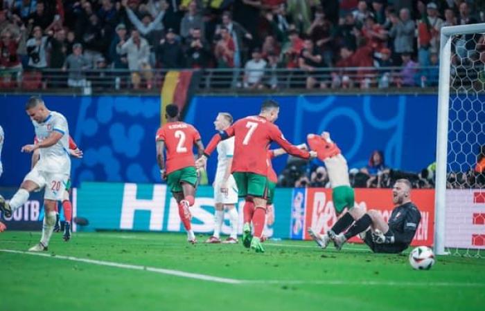 La grosse charge de Ronaldo contre le gardien tchèque lors de la victoire de dernière minute du Portugal