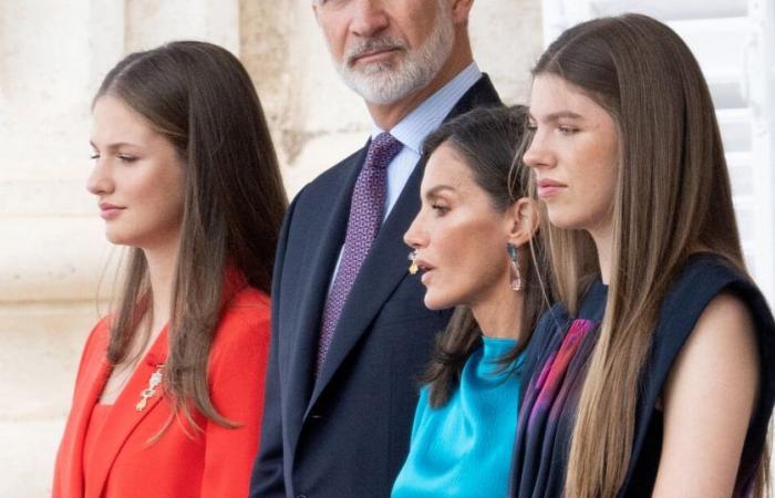 Leonor et Sofia d’Espagne surprennent leur père Felipe en public, le roi d’Espagne s’effondre lors d’une journée symbolique