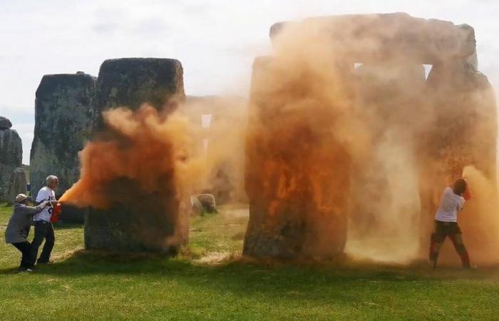 Le site préhistorique de Stonehenge aspergé de peinture par des militants écologistes