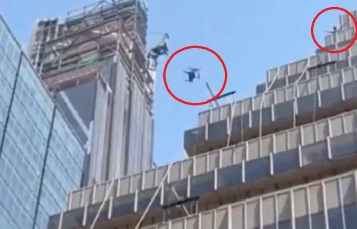 EN VIDÉO | Un individu jette une chaise en bois du haut d’un immeuble à plusieurs étages