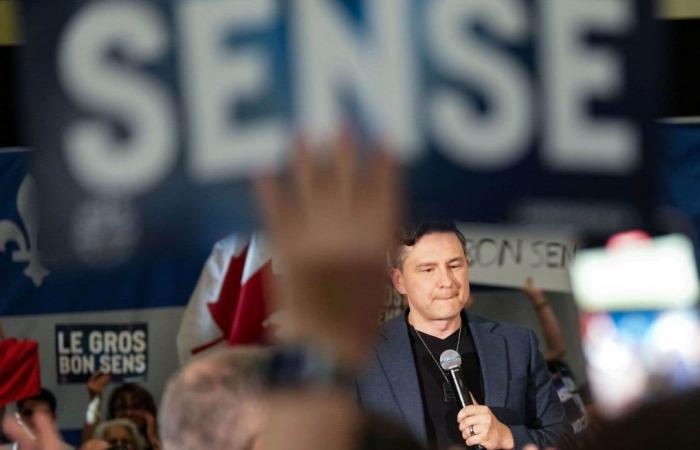 Pierre Poilievre prononce un discours lors d’un rassemblement partisan conservateur à Montréal