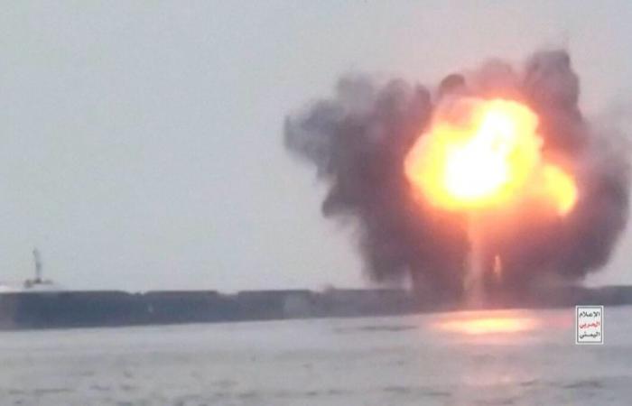Un navire grec explose et coule après des frappes de missiles Houthis