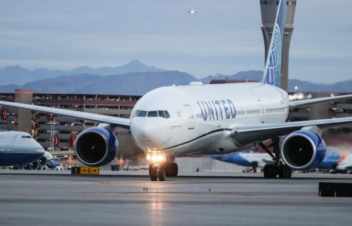 Airbus d’United Airlines effectue un atterrissage d’urgence après avoir perdu une partie de son capot moteur