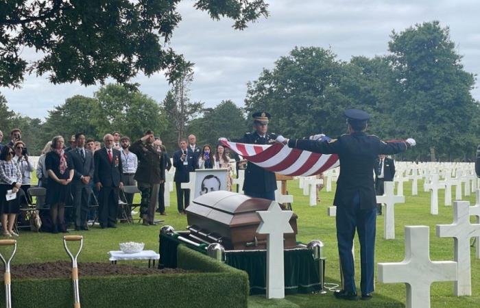 EN IMAGES – 80 ans après sa mort, un soldat juif américain inhumé au cimetière de Colleville-sur-Mer