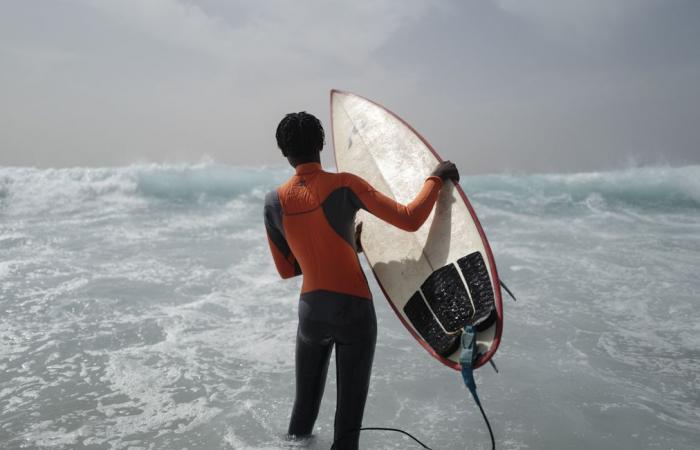 Au Sénégal, des cours de surf gratuits pour récupérer les élèves décrocheurs