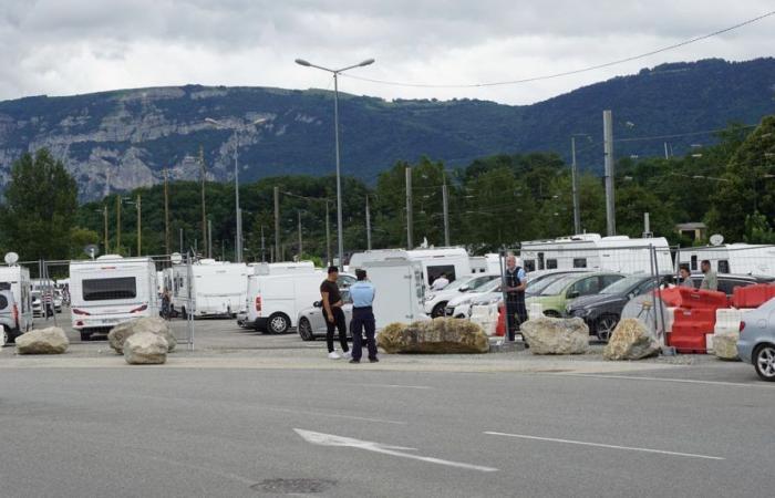 Des caravanes occupent le parking de la gare Saint-Julien