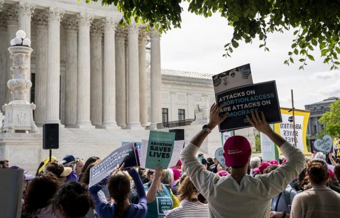 Deux ans après la décision de la Cour suprême, l’avortement au cœur du duel présidentiel