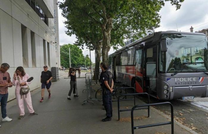 Un bus dédié aux procurations s’installe à Bordeaux pour faire face à l’explosion des demandes